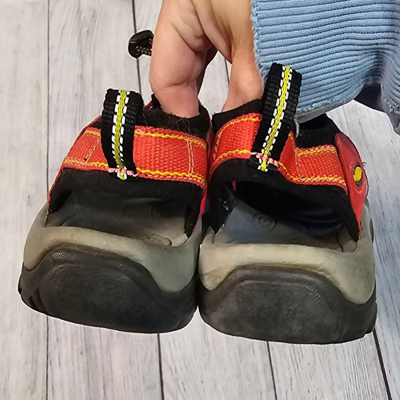 Keen sz 6.5 Red and Black Waterproof Sandals - Picture 3 of 8